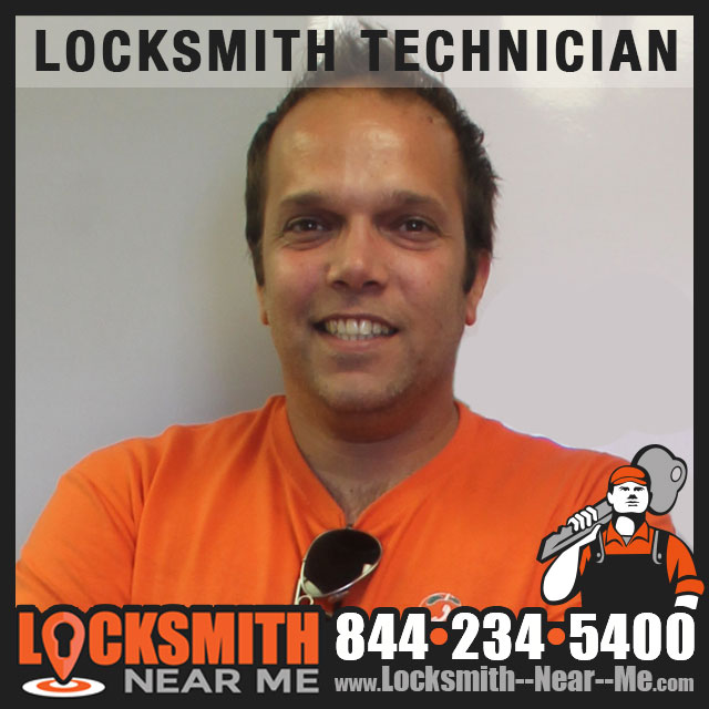 Locksmith Near Me technician